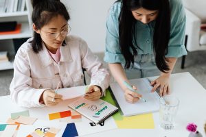 Chicas utilizando libretas ideales para cada tipo de trabajo